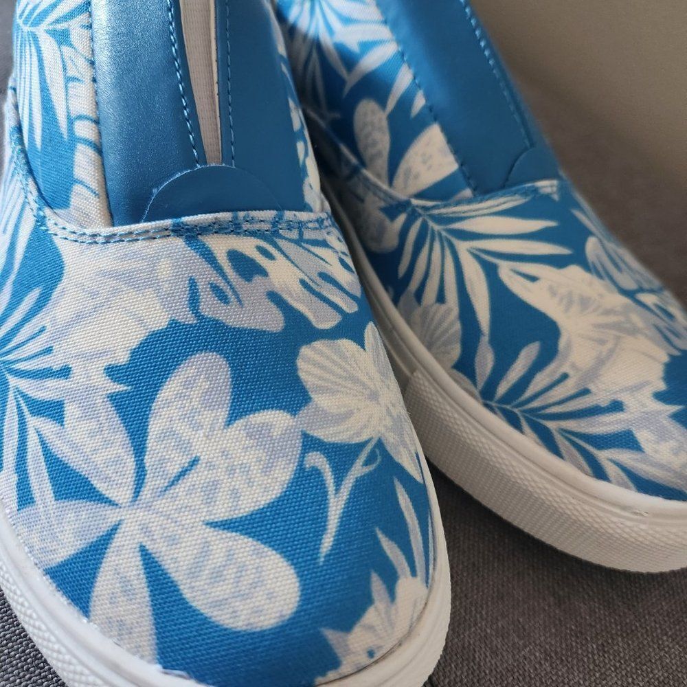 The Maisy Sneaker By Comfortview - Tonal Floral - Size 7.5 - Picture 2 of 9